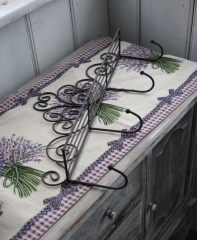 Kovový vešiačik s ornamentami 48cm