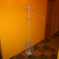 Kovový vešiak 42 ×190 ×42cm