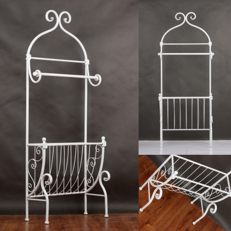 Kovový vešiak na uteráky biely