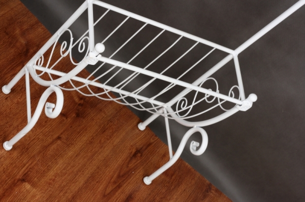 Kovový vešiak na uteráky biely