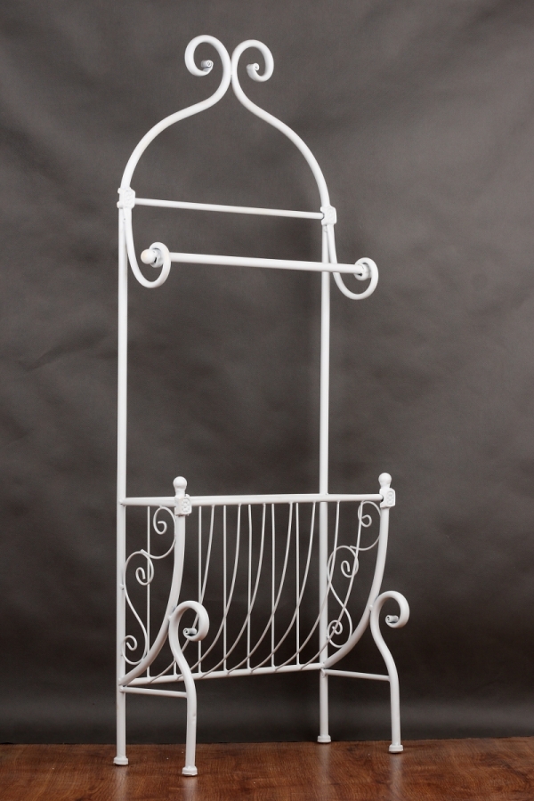 Kovový vešiak na uteráky biely