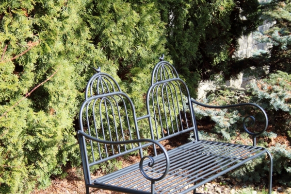 Kovový záhradný nábytok lavička čierna