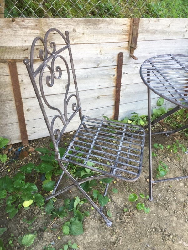 Kovový záhradný nábytok patina