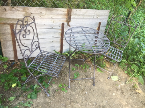 Kovový záhradný nábytok patina