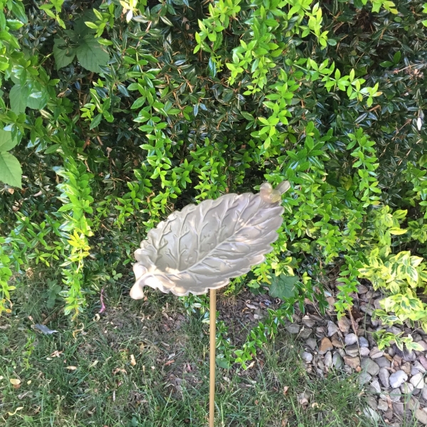 Kovový zápich do záhrady 86cm s pítkem