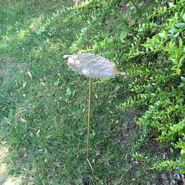 Kovový zápich do záhrady 86cm s pítkem