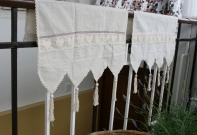 Krátka vintage záclona do kuchyne srdce 60x60cm