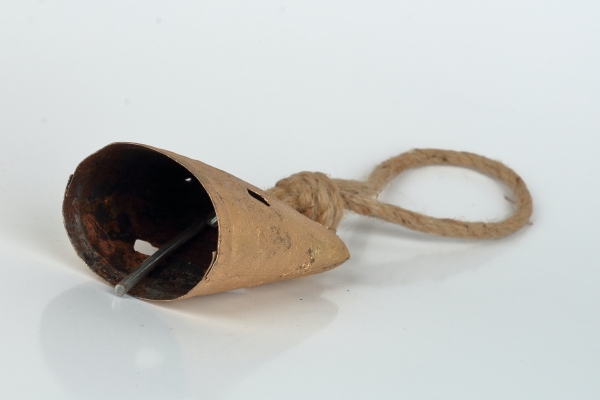 Kravský zvon so srdiečkami kov 12cm