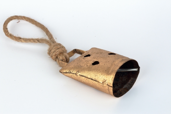 Kravský zvon so srdiečkami kov 12cm