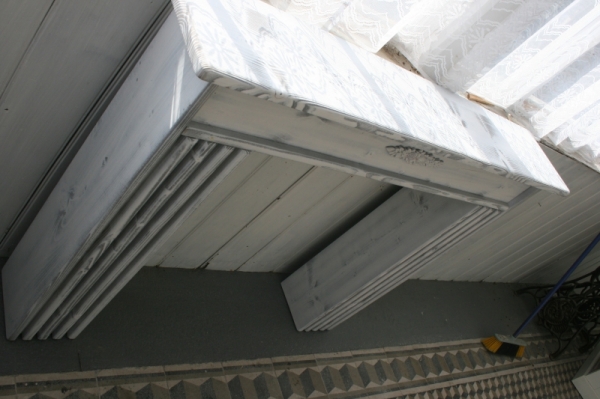 Krbová rímsa s vyrezávanými nohami 125x25x100cm