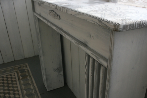 Krbová rímsa s vyrezávanými nohami 125x25x100cm