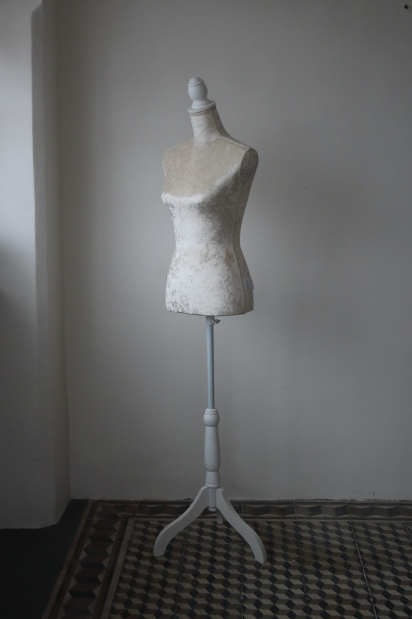 Krajčírska panna 37 x 168 x 37 cm smotanová