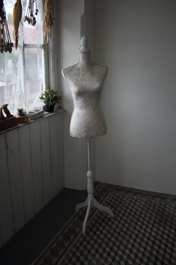 Krajčírska panna 37 x 168 x 37 cm smotanová