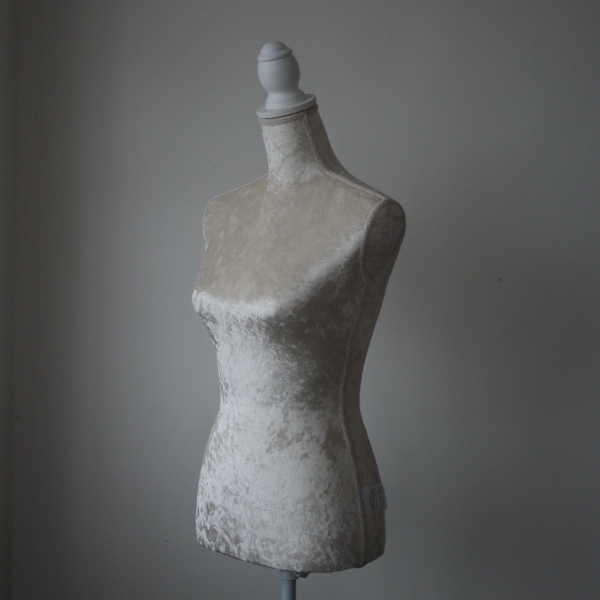 Krajčírska panna 37 x 168 x 37 cm smotanová