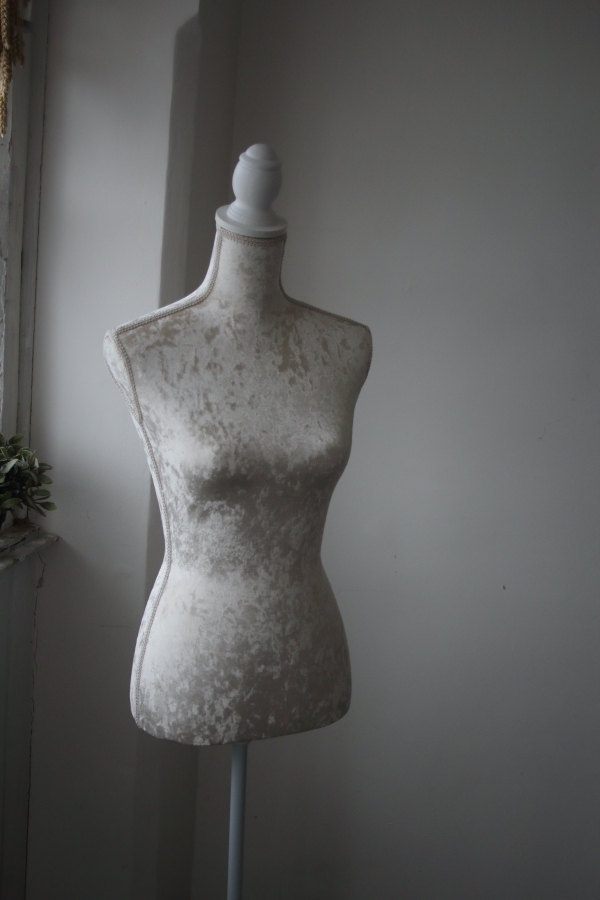 Krajčírska panna 37 x 168 x 37 cm smotanová