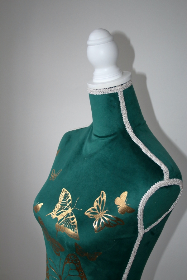 Krajčírska panna s motýlikmi 37 x 168 x 37 cm smaragdová