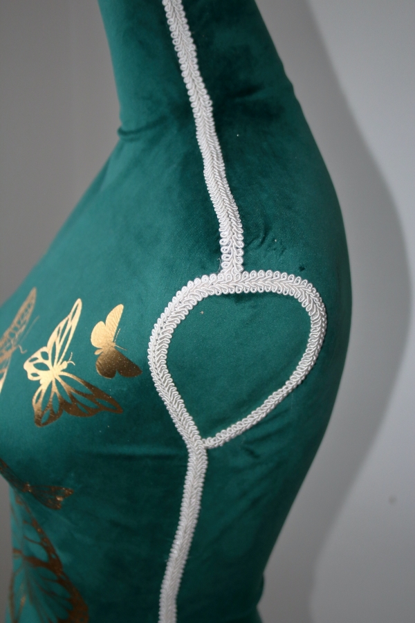 Krajčírska panna s motýlikmi 37 x 168 x 37 cm smaragdová