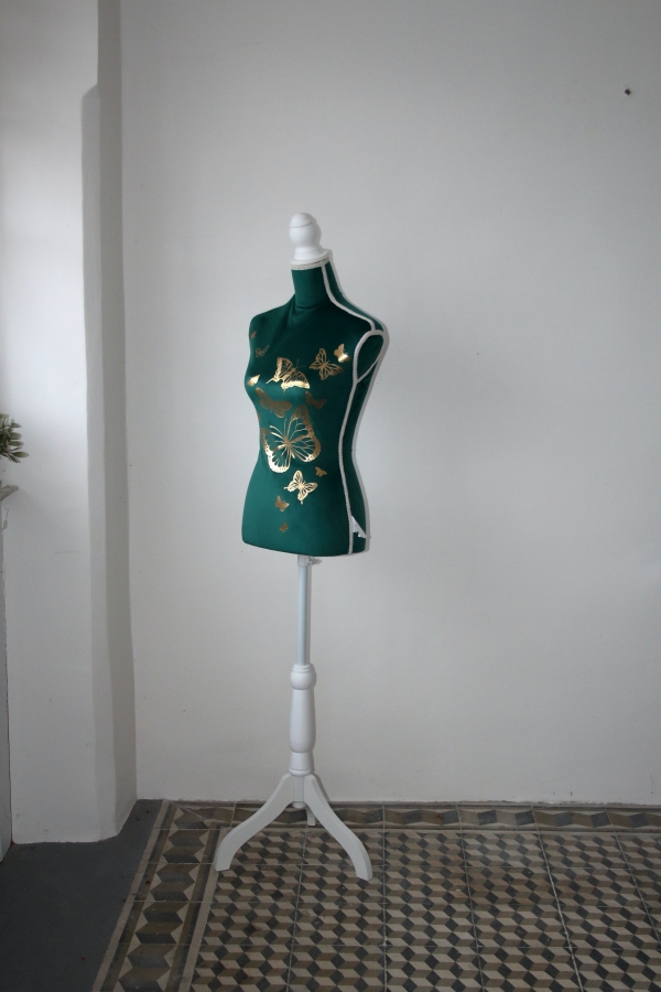 Krajčírska panna s motýlikmi 37 x 168 x 37 cm smaragdová