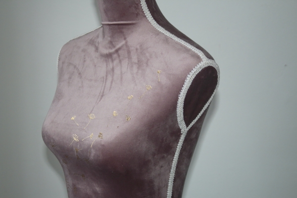 Krajčírska panna s půpavami 37 x 168 x 37 cm staroružová