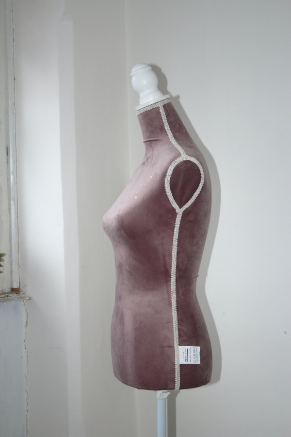 Krajčírska panna s půpavami 37 x 168 x 37 cm staroružová