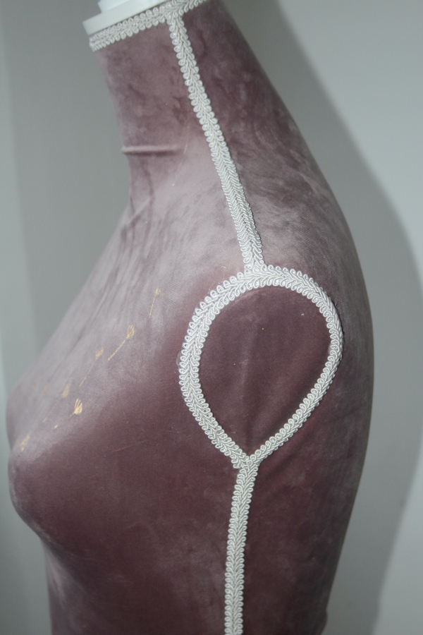 Krajčírska panna s půpavami 37 x 168 x 37 cm staroružová