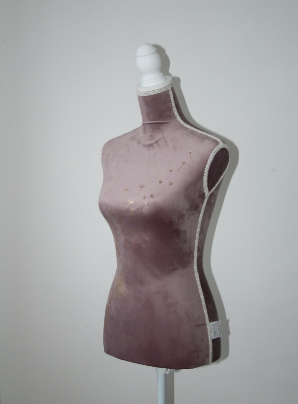 Krajčírska panna s půpavami 37 x 168 x 37 cm staroružová