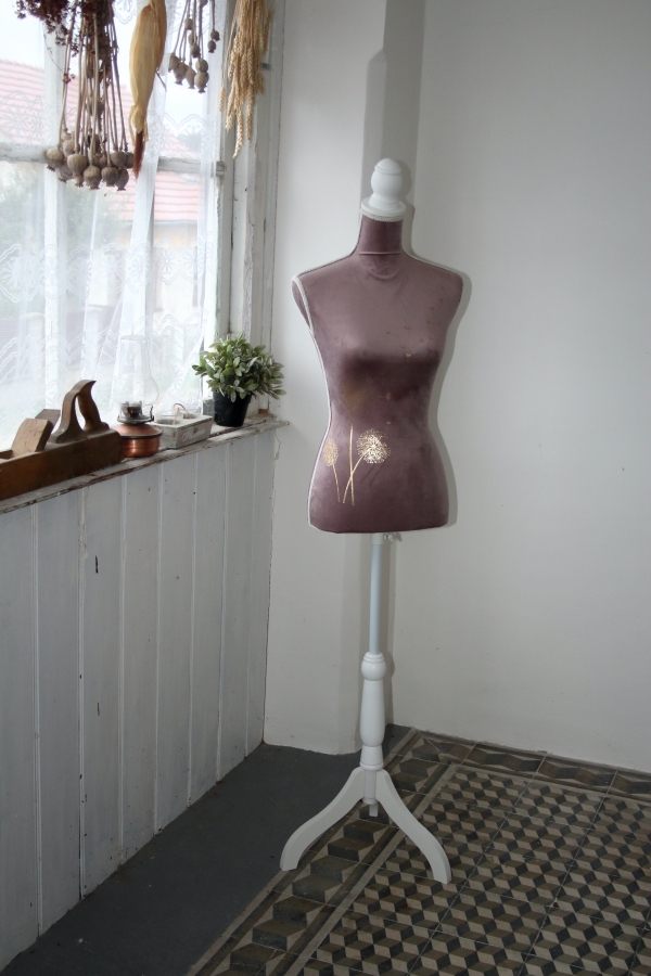 Krajčírska panna s půpavami 37 x 168 x 37 cm staroružová