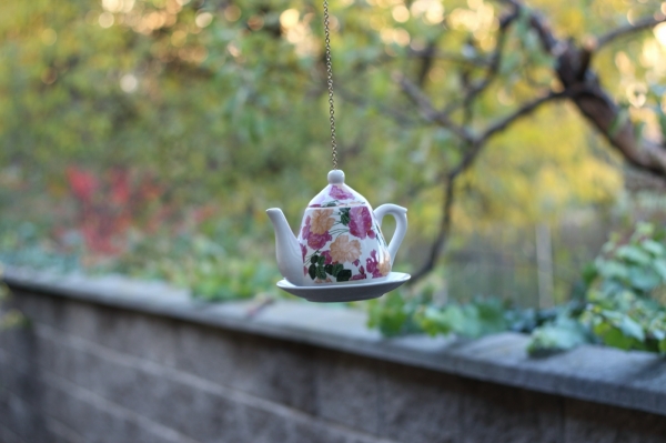 Kŕmidlo pre vtáky kanvička krémovo-ružová