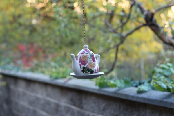 Kŕmidlo pre vtáky kanvička krémovo-ružová