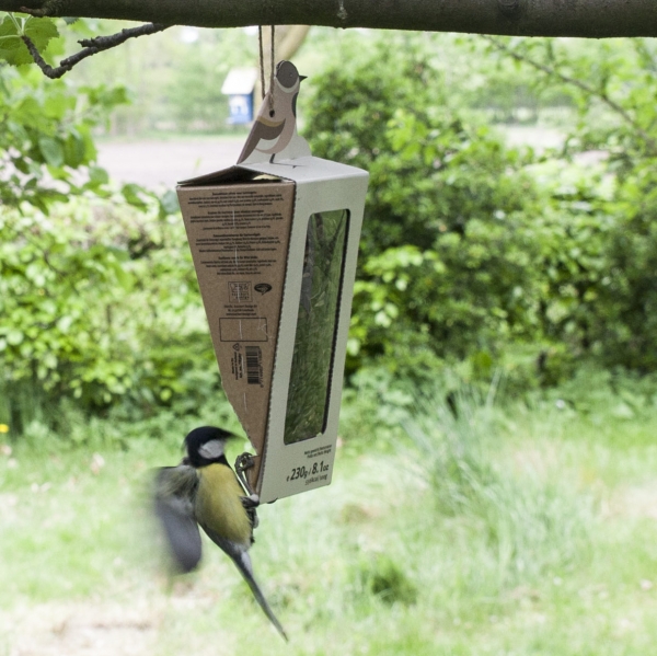Krmítko pre vtáky lepenkové so slnečnicovými semienkami 8,2 x 8,1 x 23,7 vrabec polný
