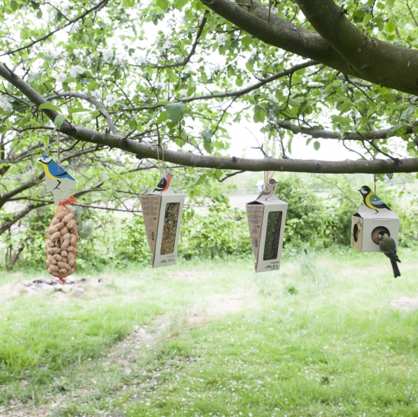 Krmítko pre vtáky lepenkové so slnečnicovými semienkami 8,2 x 8,1 x 23,7 vrabec polný