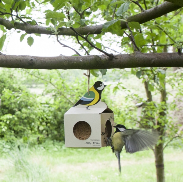 Krmítko pre vtáky lepenkové závesné s veľkou lojovou guľou 10 x 10 x 16 cm červienka obyčajná