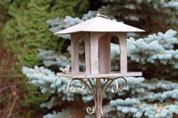 Kŕmidlo pre vtáky zápich do trávnika 30x30x150cm