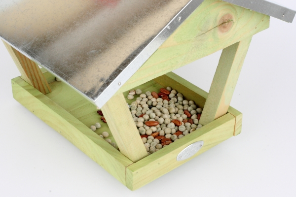 Kŕmidlo sa zinkovou strechou do trávnika 119cm