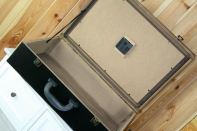 Kufrík skrinka s hodinami 49x35x15cm