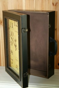 Kufrík skrinka s hodinami 49x35x15cm