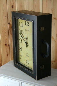 Kufrík skrinka s hodinami 49x35x15cm