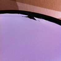 Kýblik z bieleho smaltu - pretierania glazúra, chýba držadlo