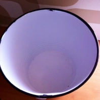 Kýblik z bieleho smaltu - pretierania glazúra, chýba držadlo