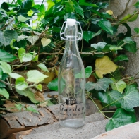 Fľaša s uzáverom Garden 1897 čierny text 27cm
