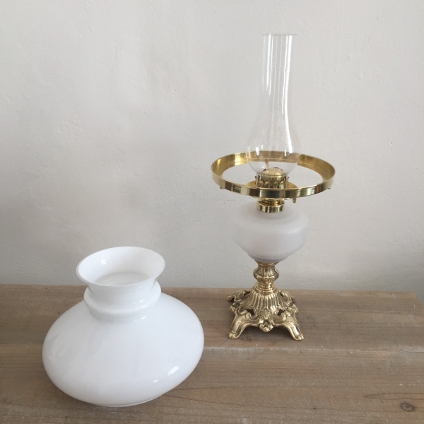 Lampa na petrolej biela 39cm