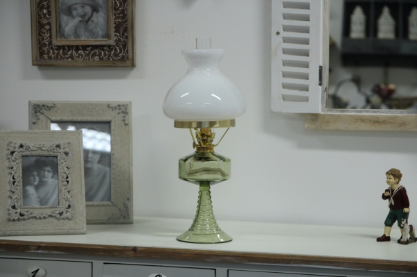 Lampa petrolejová s bielym cylindrom 42cm