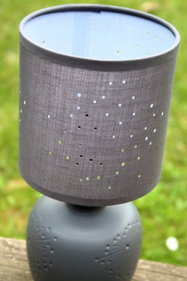 Lampička na nočný stolík tmavá