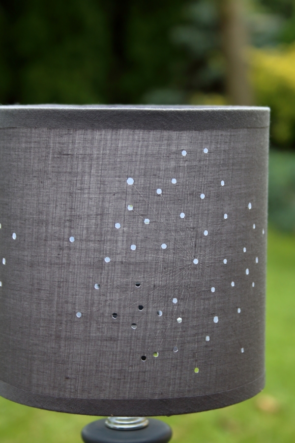 Lampička na nočný stolík tmavá