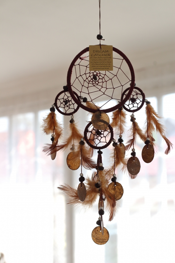 Lapač snov hnedý s peniažky z mušloviny 12cm