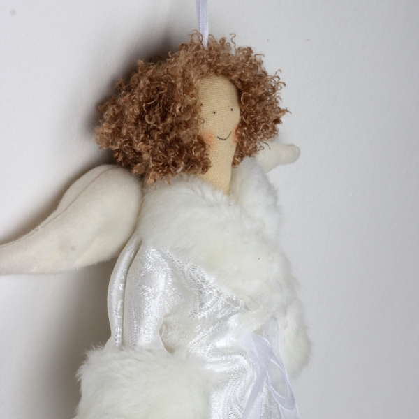 Látková andelko v bielom županu 43cm