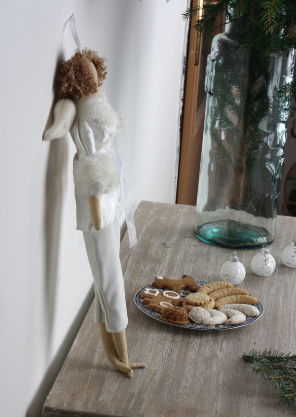 Látková andelko v bielom županu 43cm