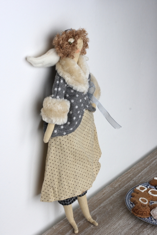 Látková andelko v kabátiku 43cm