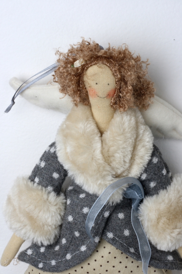 Látková andelko v kabátiku 43cm