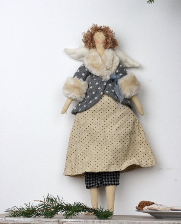 Látková andelko v kabátiku 43cm